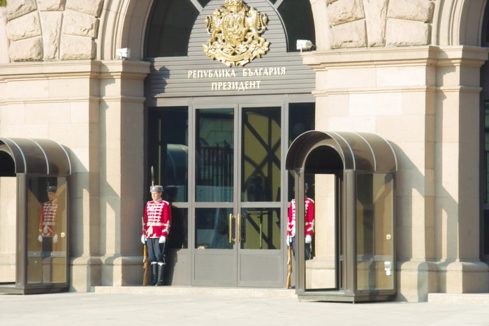 Wache vor dem Prsidentensitz